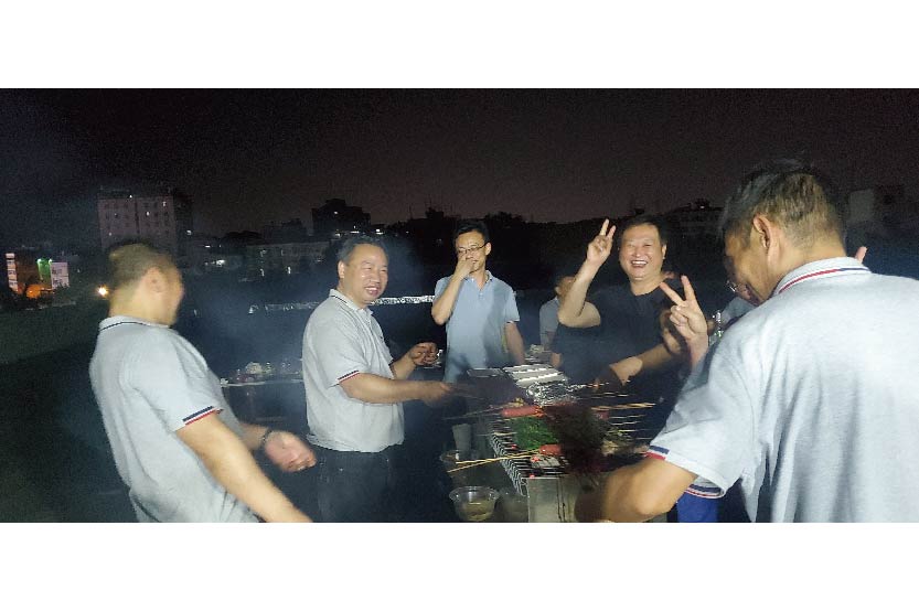 2023年劳动节烧烤团建：团队协作与美味同在!