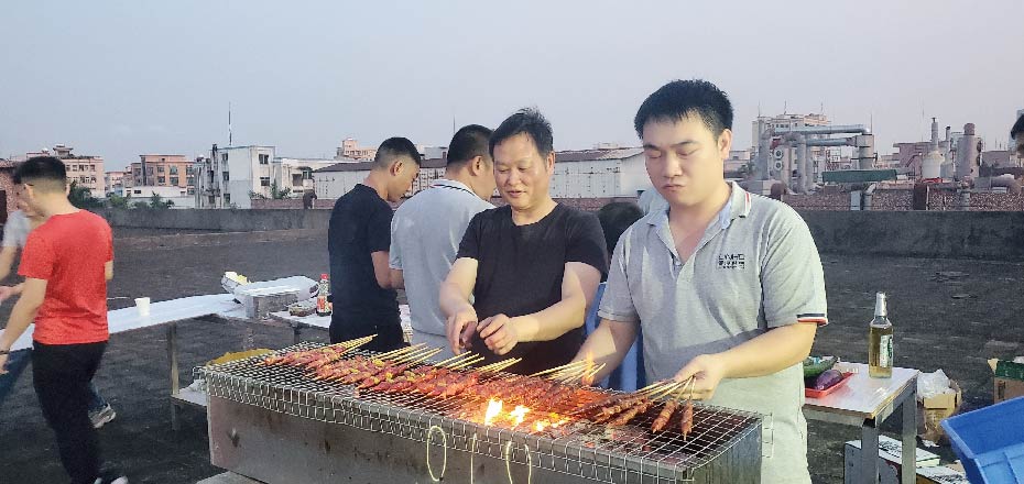 2023年劳动节烧烤团建：团队协作与美味同在!