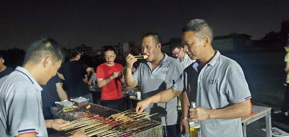 2023年劳动节烧烤团建：团队协作与美味同在!